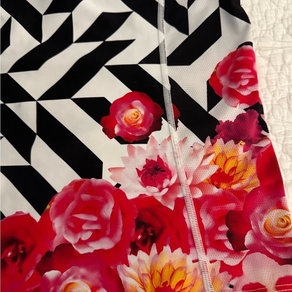 Shebeest Cycling Jersey - Medium. 1/4 zipper - Picture 3 of 10